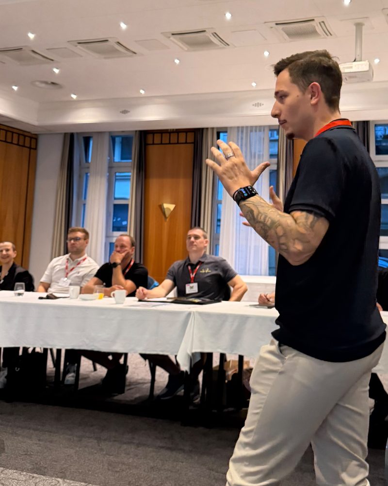 Roberto Stambolija erklärt vor einer Gruppe von Unternehmern, wie er vorgeht