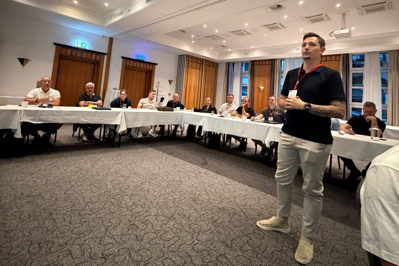 Roberto Stambolija spricht vor den Unternehmerinnen und Unternehmern im BNI Chapter Leuchtenstadt
