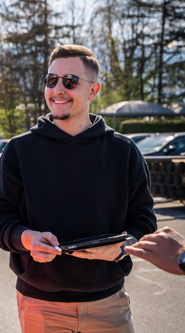 Roberto Stambolija mit Tablet im Gespräch auf einer Baustelle