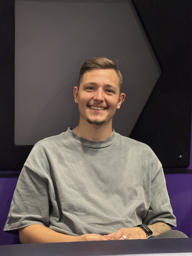 Roberto Stambolija lächelt, im Podcast-Studio
